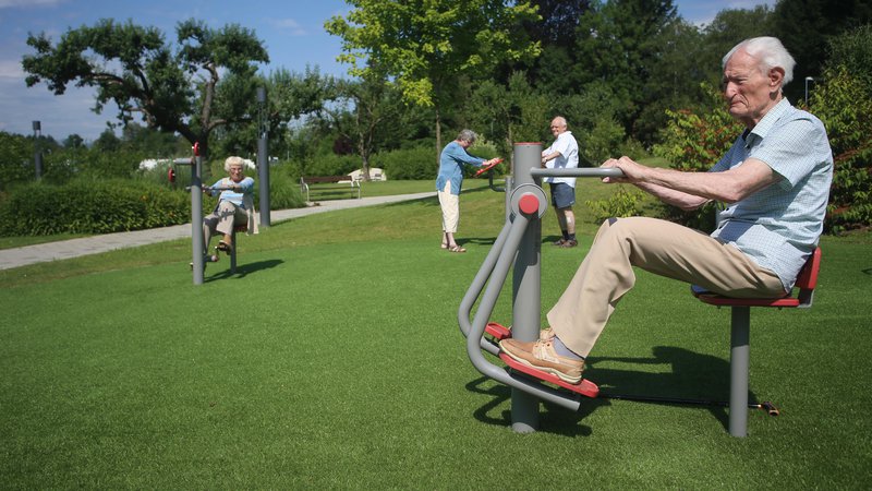Fotografija: Čeprav je vseživljenjska sistematična vadba najboljša, se bodo pozitivni učinki vadbe pokazali ne glede na to, v kateri starosti se nekdo začne ukvarjati z njo. FOTO: Tadej Regent/Delo
