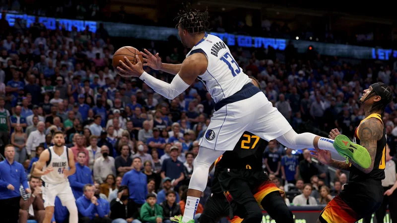 Fotografija: Jalen Brunson in Maxi Kleber sta bila imenitna na drugi tekmi končnice prvega kola lige NBA in Dallas popeljala do izenačnje v zmagaha. FOTO: Tom Pennington/AFP