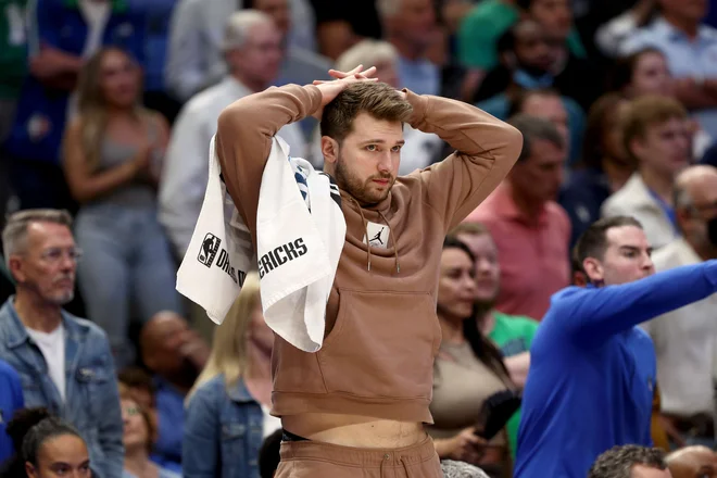 Nastop Luke Dončića je vprašljiv tudi na četrtkovi tretji tekmi v Salt Lake Cityju. FOTO: Tom Pennington/AFP
