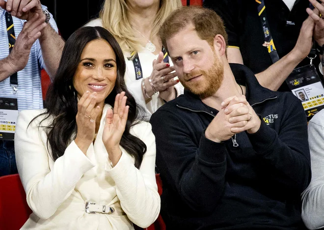 Vojvodinja in vojvoda Susseška sta si na prireditvi Invictus ogledala nekaj tekmovanj, potem pa se je Meghan odpravila nazaj v Kalifornijo k otrokoma. Harry bo še nekaj dni ostal v Haagu. FOTO: Sem van der Wal/AFP
