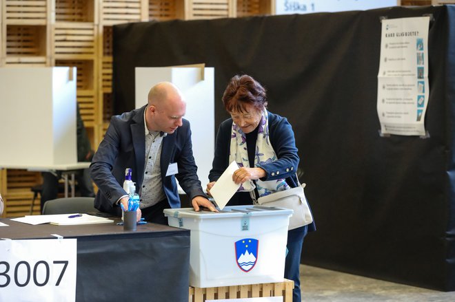 Prvi dan predčasnih volitev na Gospodarskem razstavišču. FOTO: Črt Piksi/Delo
