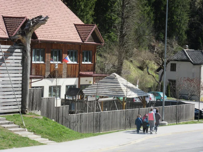 Po gradnji osnovne šole občina še ni splezala na zeleno vejo, a s povečanimi investicijskimi sredstvi so si že začrtali gradnjo telovadnice. FOTO: Špela Kuralt/Delo

