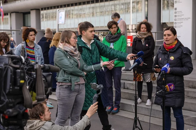 Gaja Brecelj iz Umanotere je poudarila, da je demokracija resnično demokratična le, če pri odločanju sodeluje kar največ ljudi. FOTO: Črt Piksi/Delo
