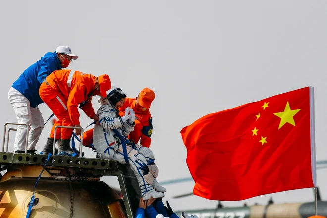 Astronavtka Wang Yaping ob vrnitvi v puščavo Gobi. FOTO:&nbsp;AFP
