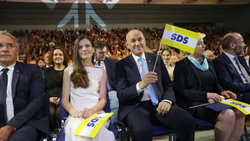 Fotografija: Janša je večkrat pozval k aktivaciji, saj so sami »prešibki«, da bi zaustavili spremembe, ki jih napoveduje opozicija, s čimer je meril na zakon, ki ga je pripravil Inštitut 8. marec. FOTO: Jože Suhadolnik/Delo