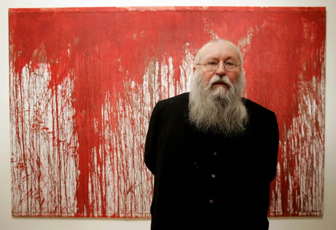 Hermann Nitsch pred svojim delom v londonski Saatchi Gallery leta 2005. FOTO:&nbsp;Matt Dunham/Reuters
