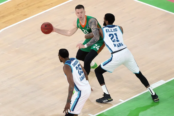 Alen Omić se je izkazal s 15 točkami ob metu iz igre 7:10, 16 skoki in podžiganjem gledalcev. FOTO: Cedevita Olimpija
