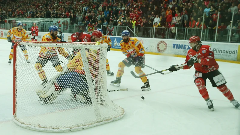 Fotografija: Moštvi sta se v finalni seriji alpske lige borili na vso moč. FOTO: Jože Suhadolnik/Delo
