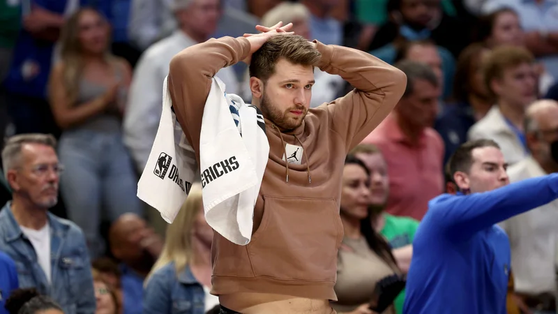 Fotografija: Luka Dončić bi se lahko na igrišče vrnil že za naslednjo tekmo končnice lige NBA. FOTO: Tom Pennington/AFP
