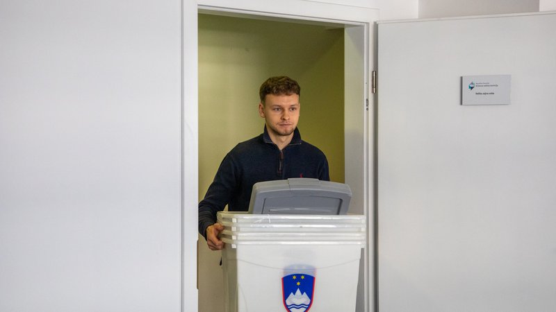 Fotografija: V DVK so povedali, da so težave nastale na več ravneh: pri potrjevanju kandidatnih list in pošiljanju volilnega gradiva v mednarodni promet na Pošti Slovenije, pa tudi zaradi malomarnosti ene od zaposlenih na DVK. FOTO: Voranc Vogel
