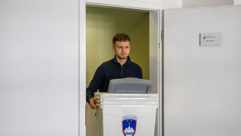Fotografija: V DVK so povedali, da so težave nastale na več ravneh: pri potrjevanju kandidatnih list in pošiljanju volilnega gradiva v mednarodni promet na Pošti Slovenije, pa tudi zaradi malomarnosti ene od zaposlenih na DVK. FOTO: Voranc Vogel