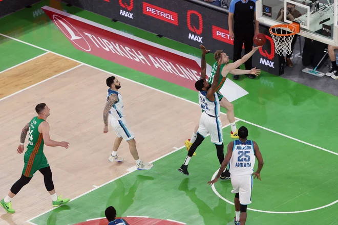 Jaka Blažič (z žogo) in Alen Omić (levo) vsak na svoj način podžigata stožiško moštvo in navijače. FOTO: Cedevita Olimpija
