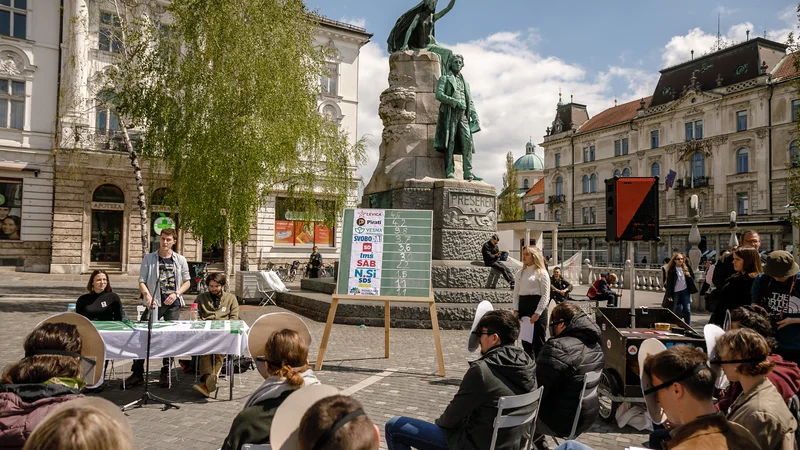 Fotografija: Ocena delovanja političnih strank in programov. FOTO: Črt Piksi/Delo
