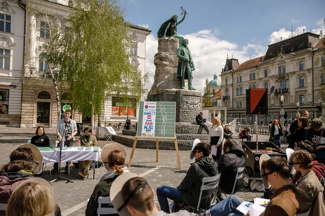 Ocena delovanja političnih strank in programov. FOTO: Črt Piksi/Delo
