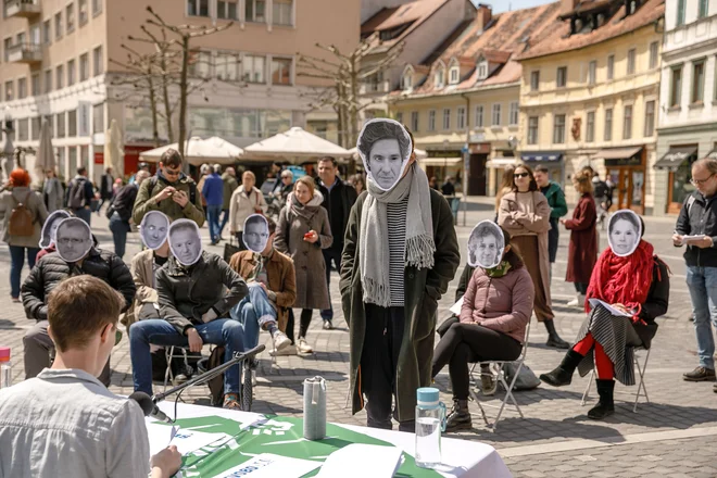 Ocena delovanja političnih strank, ki imajo na trgu tudi več stojnic, in njihovih programov. FOTO: Črt Piksi/Delo
