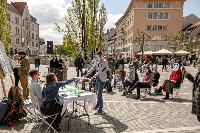 Ocena delovanja političnih strank in programov. FOTO: Črt Piksi/Delo
