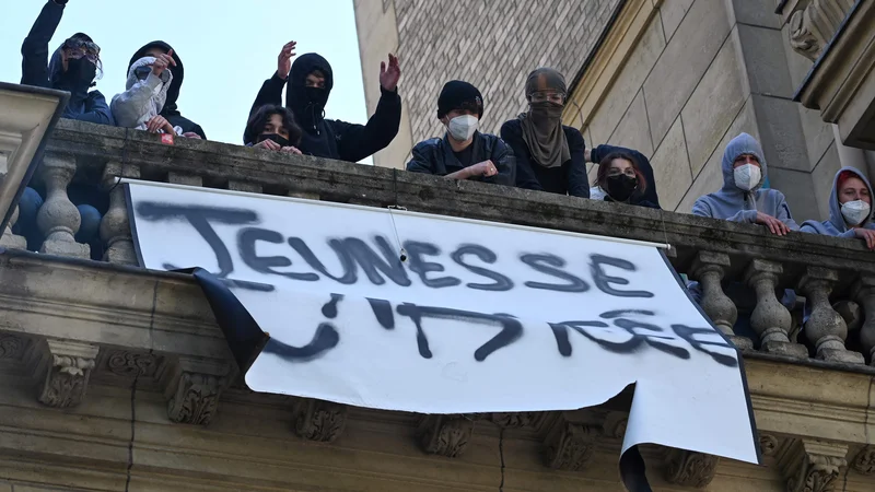 Fotografija: Mladi v Franciji opozarjajo na socialne razlike in podnebno problematiko. FOTO: Emmanuel Dunan/AFP