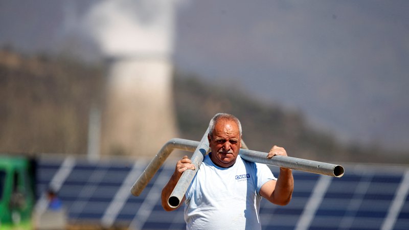 Fotografija: Elektrika iz sonca prinese še delo na drugih področjih. FOTO: Ognen Teofilovski/Reuters
