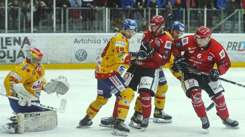 Jeseniški hokejisti so morali v velikem finalu alpske lige priznati premoč tekmecem iz Asiaga. FOTO: Jože Suhadolnik/Delo