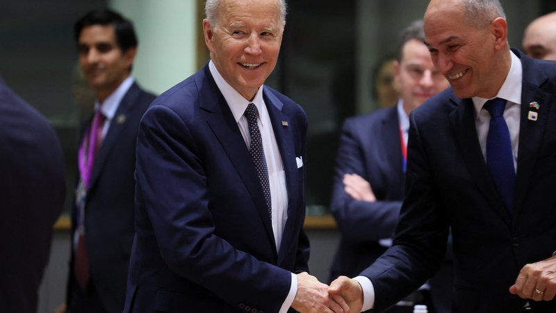 Fotografija: Predsednik vlade Janez Janša se je s tviti nediplomatsko in neotesano lotil ameriškega predsednika Joeja Bidna. FOTO: Evelyn Hockstein/Reuters
