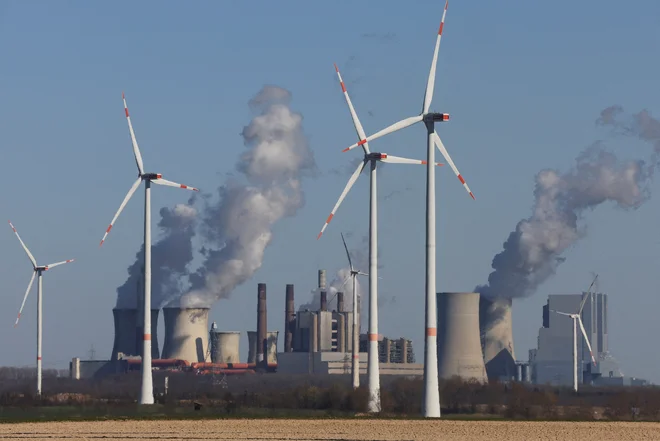 Vlaganje v zeleno in v razogljičenje je v zdravstveni, energetski in tudi geopolitični krizi zastalo. FOTO: Wolfgang Rattay/Reuters
