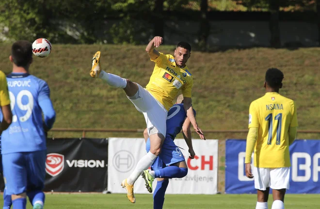 Bravo je bil po prvih 45 minutah že v izgubljenem položaju, v 94. minuti pa je po golu Gregorja Bajdeta zrežiral preobrat za zmago s 3:2. FOTO: Jože Suhadolnik/Delo
