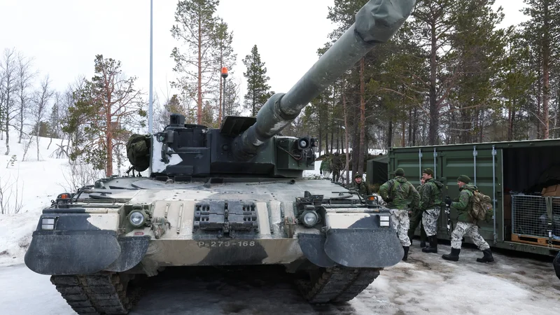 Fotografija: Na Finskem ima članstvo v Natu v novih okoliščinah široko politično in javnomnenjsko podporo. Na fotografiji finski vojaki, ki so marca sodelovali na Natovi vaji na Norveškem. FOTO: Yves Herman/Reuters