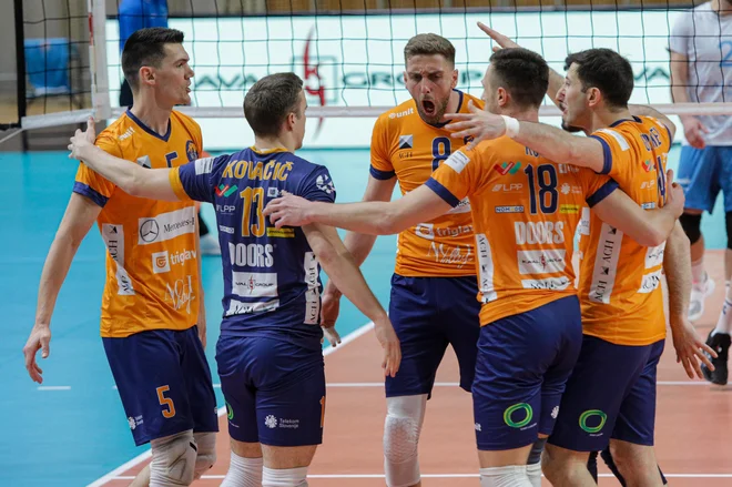 Veselje odbojkarjev ACH Volleyja je razumljivo, storili so prvi korak k novemu naslovu državnega prvaka. FOTO: Voranc Vogel
