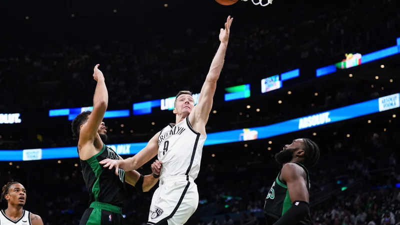 Fotografija: Brooklyn je tudi v drugi tekmi proti Bostonu večino dvoboja bil v prednosti, a je v končnici potegnil krajšo. Nekdanji slovenski kapetan Goran Dragić je bil med boljšimi pri poražencih. FOTO: David Butler Ii/Usa Today Sports
