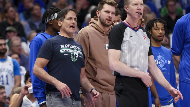 Fotografija: Lastnik Dallasa Mark Cuban in Luka Dončić sta bila v prvih dveh tekmah končnice lige NBA proti Utahu v enakih vlogah, bila sta najbolj goreča navijača. FOTO: Kevin Jairaj/Usa Today Sports
