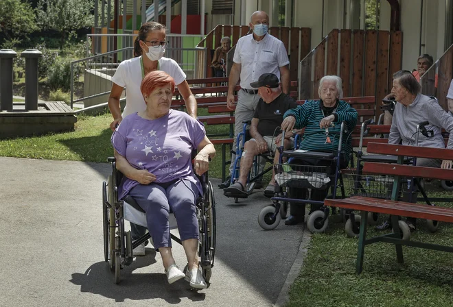V številnih domovih za starejše občane so zaskrbljeni zaradi vseh nejasnosti, povezanih z uveljavitvijo zakona o dolgotrajni oskrbi. FOTO: Jože Suhadolnik/Delo

