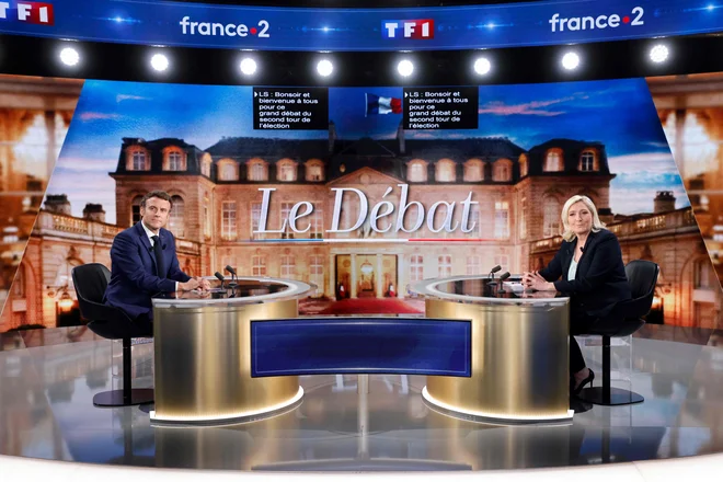Televizijski dvoboj med Emmanuelom Macronom in Marine Le Pen FOTO: Ludovic Marin/AFP