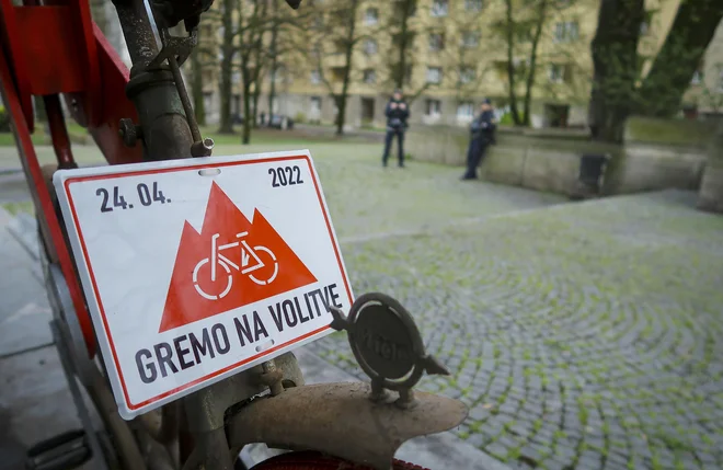 Gre v resnici za plebiscit o tem, ali si Slovenija zasluži demokracijo ali pa nasprotno nadaljnjo utrjevanje avtoritarne vladavine. FOTO: Jože Suhadolnik/Delo
