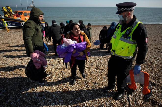 Britanski preselitveni načrt, o katerem je premier Johnson dejal, da bo rešil &raquo;neskončno veliko življenj&laquo;, bo davkoplačevalce stal 120 milijonov funtov. Foto Ben Stansall/AFP
