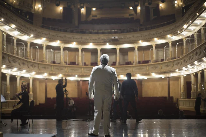 Ker je predvolilne obljube lahko hitro pozabiti, so se kulturniki odločili prijeti politike za besedo. FOTO: Jure Eržen/Delo
