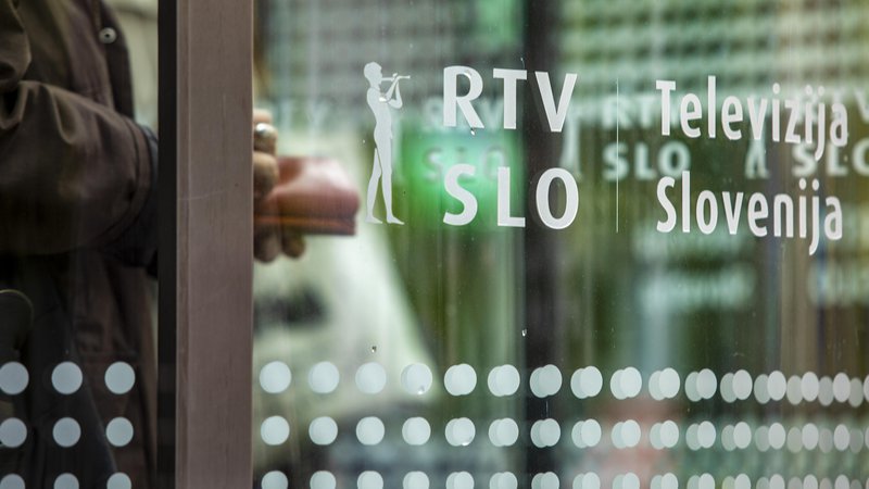 Fotografija: Največji padec (-24 točk) je za beležila RTVS, katere stopnja zaupanja znaša -38, s čimer se je vrnila na raven ob koncu leta 2019. FOTO: Voranc Vogel/Delo
