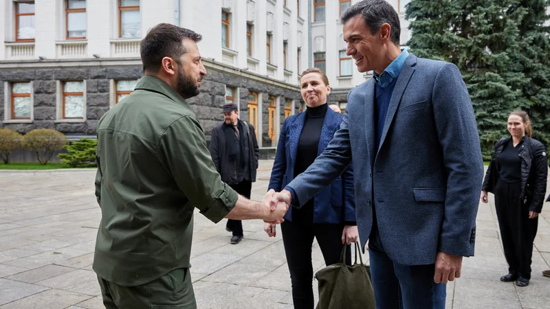 Fotografija: Ukrajinski predsednik Volodimir Zelenski in španski premier Pedro Sánchez danes v Kijevu. FOTO: Reuters
