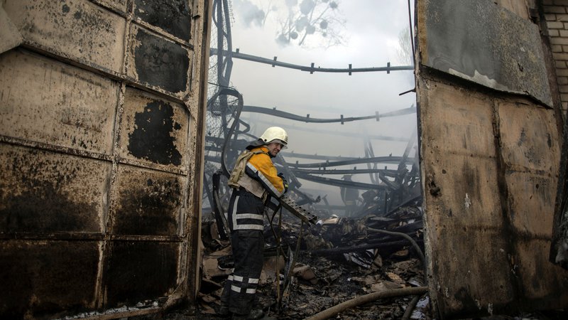 Fotografija: Gašenje požara v tovarni v Harkovu po ruskem napadu. FOTO: Alkis Konstantinidis/Reuters
