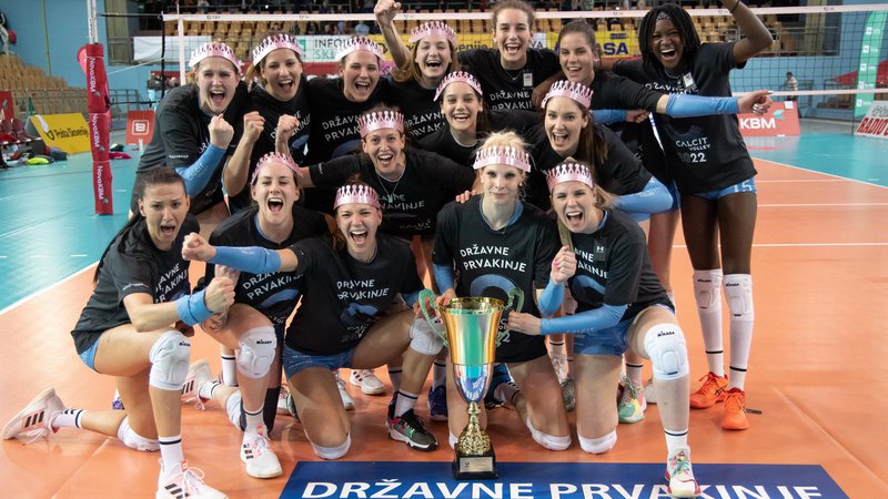 Fotografija: Igralke Calcit Volleyja so se razveselile šestega naslova državnih prvakinj. FOTO: Klemen Brumec/Calcit Volley
