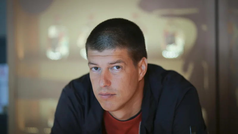 Fotografija: Goran Vojnović je izdal zbirko avtobiografskih kratkih zgodb Zbiralec strahov, njegov prejšnji roman Đorđić se vrača pa je med desetimi nominiransi za nagrado kresnik. FOTO: Jože Suhadolnik