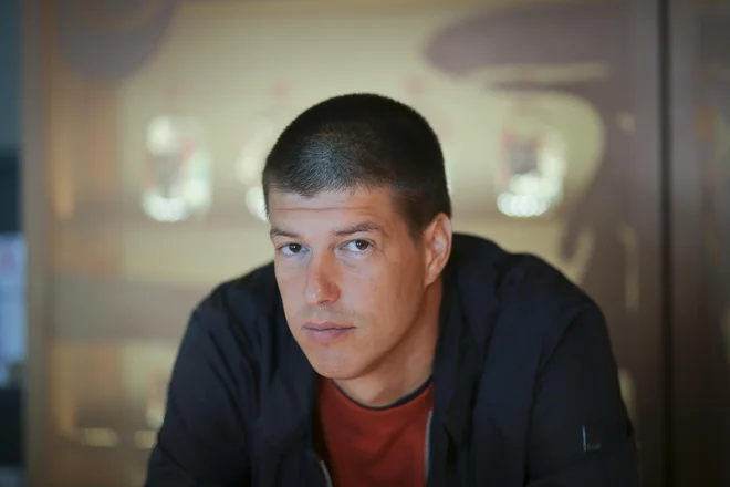 Goran Vojnović je izdal zbirko avtobiografskih kratkih zgodb Zbiralec strahov, njegov prejšnji roman Đorđić se vrača pa je med desetimi nominiransi za nagrado kresnik. FOTO:&nbsp;Jože Suhadolnik
