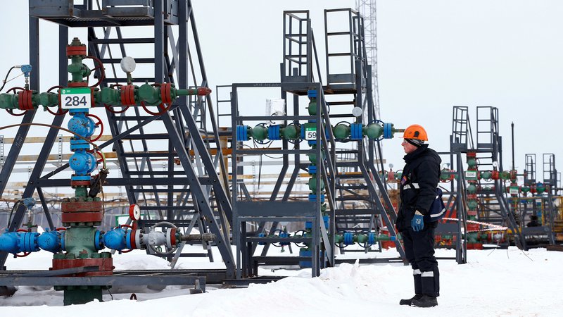 Fotografija: Najtežje odločitve o novih, strožjih sankcijah bodo povezane z uvozom nafte iz Rusije. FOTO: Vasily Fedosenko/Reuters
