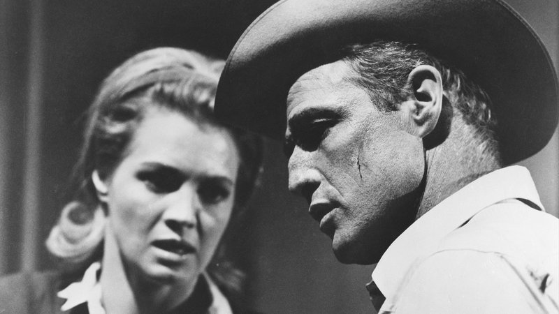 Fotografija: Prizor iz filma: Marlon Brando kot šerif Calder in Angie Dickinson kot njegova žena. FOTO: Promocijski material
