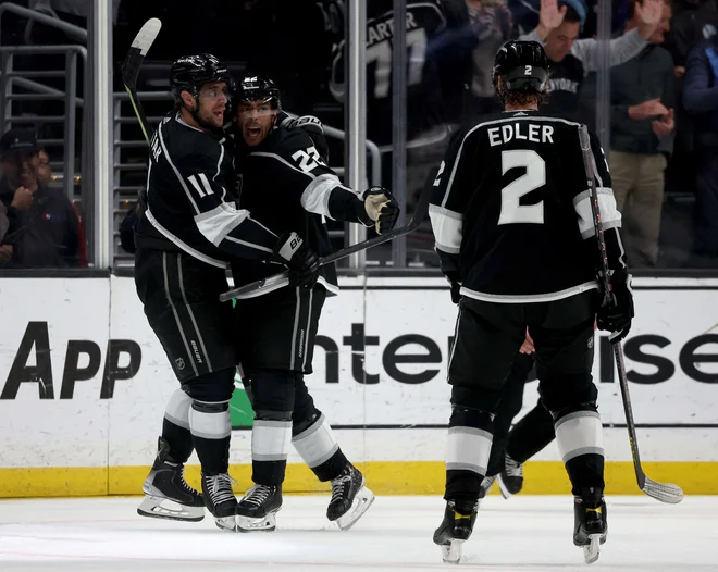 Anže Kopitar (11) se je veselil zmage Los Angelesa. FOTO: Harry How/AFP
