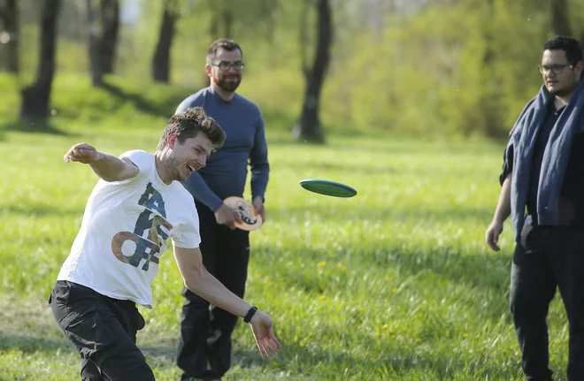 Blaž Petrovič, Boštjan Lotrič in Luka Žnidarič so med tistimi igralci, ki redno trenirajo disk golf in se udeležujejo mednarodnih turnirjev. FOTO: Jože Suhadolnik/Delo
