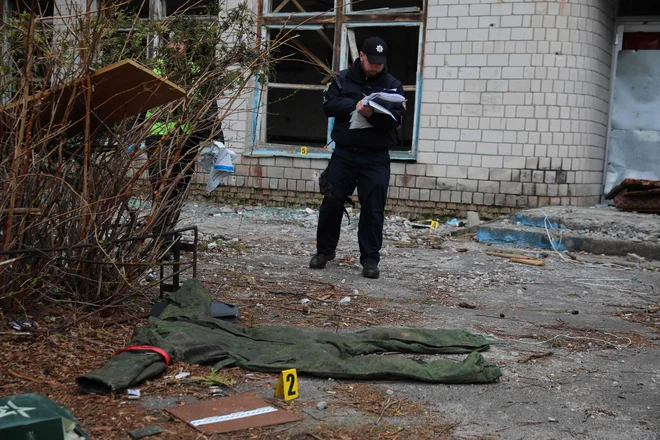 Vsako tretje gospodinjstvo, v katerem živi vsaj ena oseba s kronično boleznijo, nima dostopa do zdravil in oskrbe. FOTO: Aleksey Filippov/AFP
