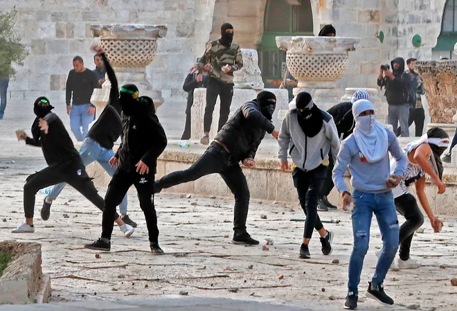 Na območju mošeje Al Aksa so danes izbruhnili novi spopadi med palestinskimi protestniki in izraelsko policijo. Po jutranji molitvi so izbruhnili izgredi, med katerimi naj bi Palestinci v policiste med drugim metali kamne. Spopadi naj bi se nato preselili do Zidu žalovanja, kjer so potekale judovske molitve. Policija je posredovala z uporabo solzivca in gumijastih nabojev. Glede na navedbe palestinskega Rdečega polmesca je bilo ranjenih 31 Palestincev, od katerih so 14 prepeljali v bolnišnico. Foto: Ahmad Gharabli/Afp