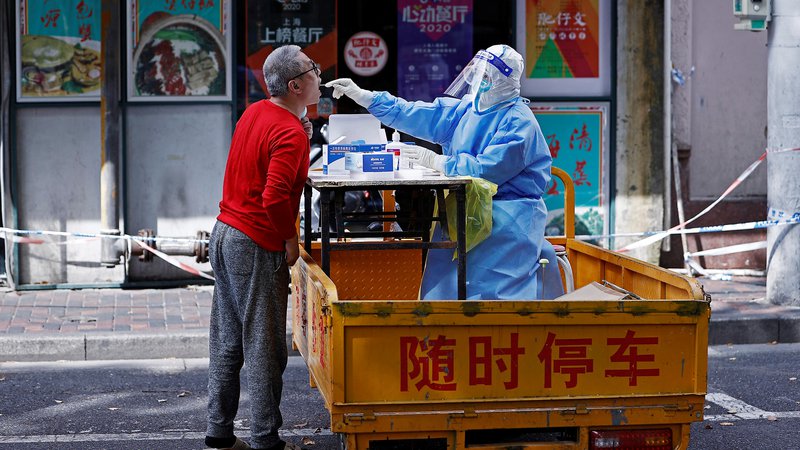 Fotografija: Šanghajčani so takoj posumili, da so rezultati testov na covid-19 odvisni od državnega »posredovanja«, da so pozitivni takrat, ko to reče oblast. FOTO: Stringer/Reuters
