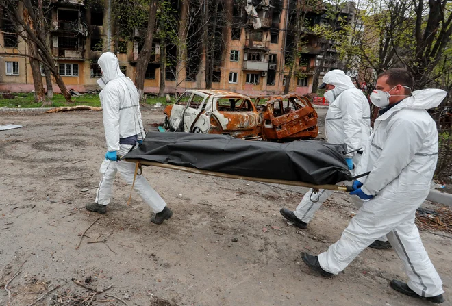 Po podatkih urada ZN za človekove pravice je v Ukrajini vse več dokazov o vojnih zločinih. FOTO: Alexander Ermochenko/Reuters
