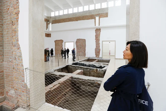 Maria Eichhorn je nemški paviljon pustila prazen, hkrati ga je v času bienala simbolično relocirala.
